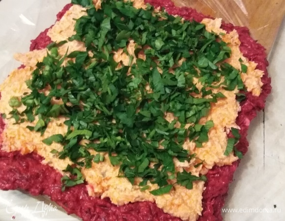 Сверху выложить морковь с творожным сыром. Посыпать петрушкой.