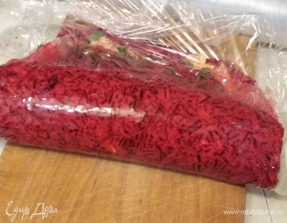 С помощью пленки свернуть рулет.