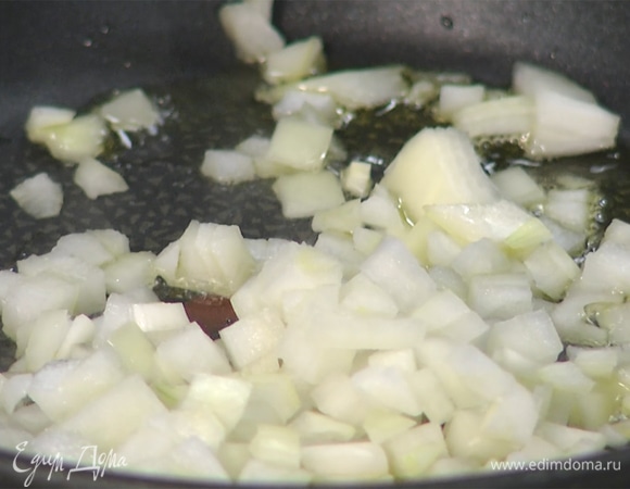 Разогреть сковороду с оливковым маслом. Мелко нарезать лук, слегка обжарить.