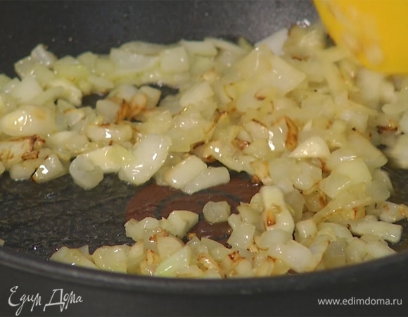 Чеснок измельчить, добавить в луку, обжарить все до золотистого цвета.