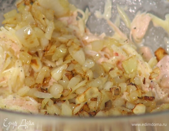 Предварительно приготовить филе индейки — можете отварить, потушить или запечь. Также можно использовать уже готовую продукцию. Мясо измельчить, добавить к яичной смеси вместе с обжаренным луком и чесноком. Посолить, поперчить и перемешать.