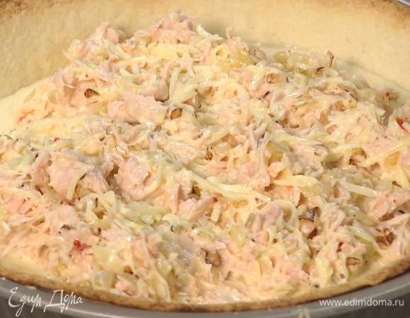 Корж вынуть из духовки, убрать бобы, выложить начинку. Украсить пирог нарезанными помидорами черри, сверху посыпать оставшимся чеддером.