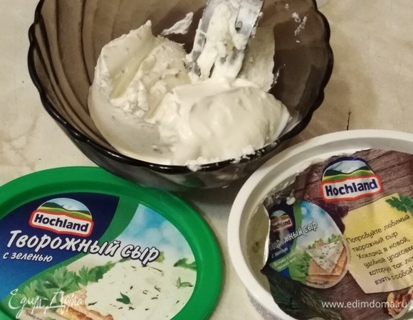 Творожный сыр Hochland смешать со сметаной.