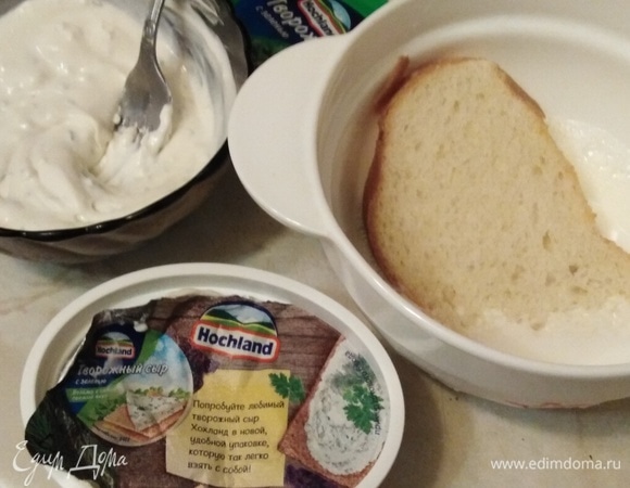 Каждый кусочек батона обмакнуть в молоке с двух сторон.