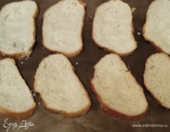 Выложить на противень, в каждом кусочке хлеба сделать углубление.