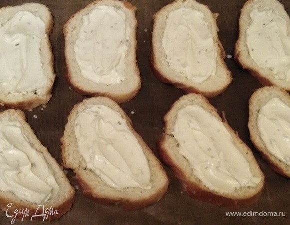 На каждый кусочек батона выложить начинку из творожного сыра.