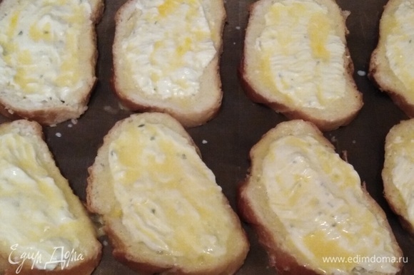 Взбить яйцо. Смазать каждый кусочек хлеба. Поставить в заранее разогретую духовку. Запекать 15–20 минут при 200°C.