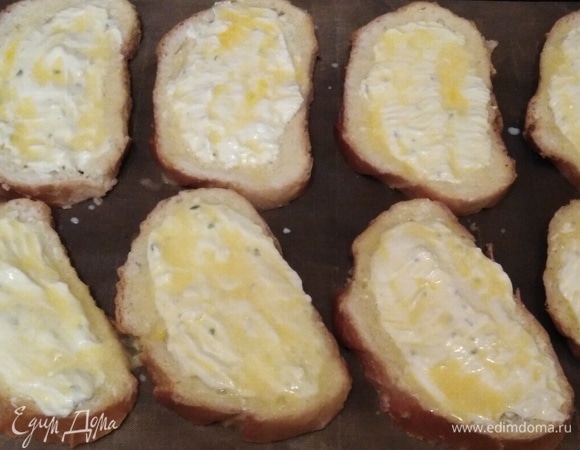 Взбить яйцо. Смазать каждый кусочек хлеба. Поставить в заранее разогретую духовку. Запекать 15–20 минут при 200°C.