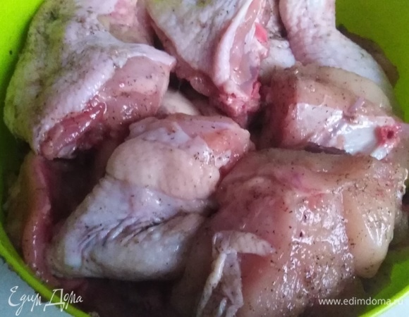 Каждый кусок нашпиговать чесноком, натереть смесью перца и соли.