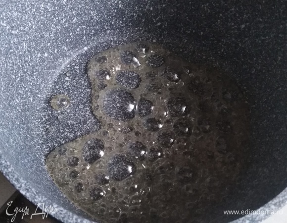 Сахар смешать с ложкой воды. Сварить до карамельного цвета.