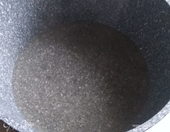 Долить оставшуюся воду. Нагреть до полного растворения карамели.