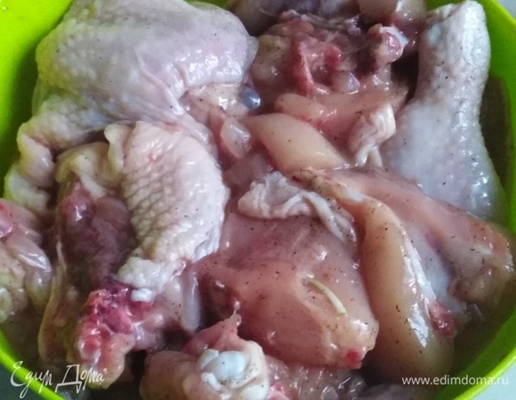 Залить готовым сиропом курицу. Перемешать. Дать настояться в течение 30 минут, периодически помешивая.