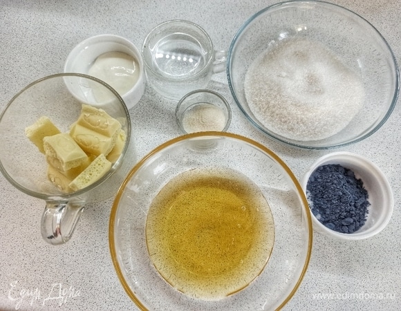 Зеркальная глазурь. Муссовые торты обычно начинают готовить с зеркальной глазури, так как ей нужно время для стабилизации. В желатин добавляем 30 мл воды и оставляем его набухать.