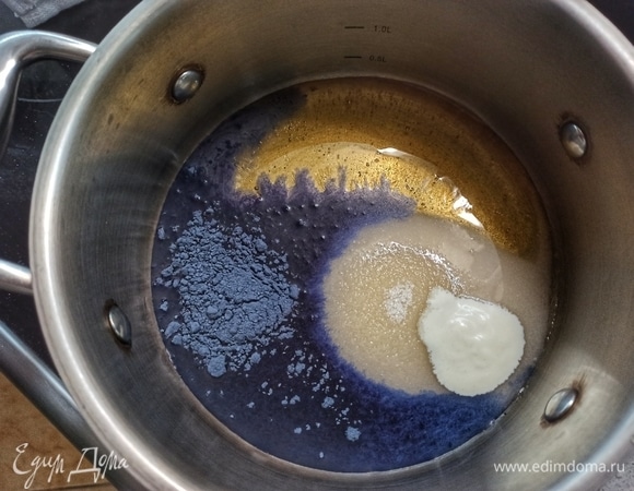 В кастрюле с толстым дном соединяем и доводим до кипения инвертный (глюкозный) сироп, сахар, воду и голубую матчу.