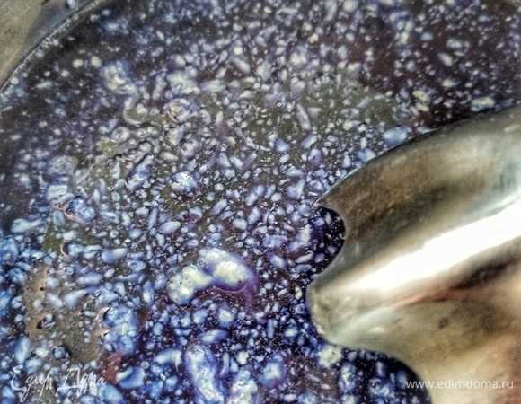 Аккуратно пробиваем до однородности блендером под наклоном, чтобы как можно меньше образовывалось пузырьков.