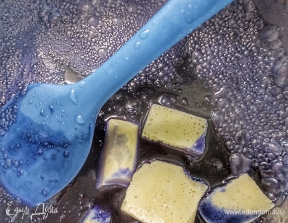 После того как масса закипела, снимаем с огня, добавляем шоколад и растворяем его.