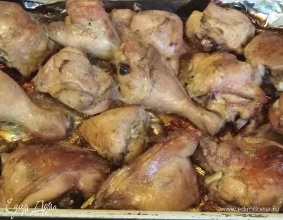 Запекать при 200°C в течение 1 часа, периодически поливая курицу выделившимся соком.