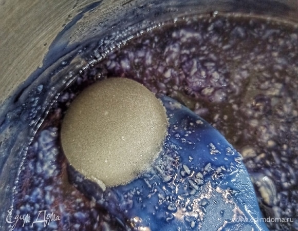 Затем туда же добавляем набухший желатин, даем ему растаять в горячей массе.