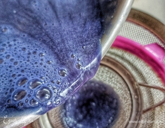 Если пузырьки появились, выливаем нашу глазурь в емкость сквозь сито. Таким образом большая часть пузырьков исчезнет.