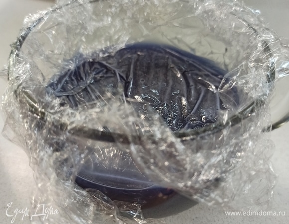 Накрываем пленкой в контакт и убираем в холодильник не менее, чем на 8 часов.