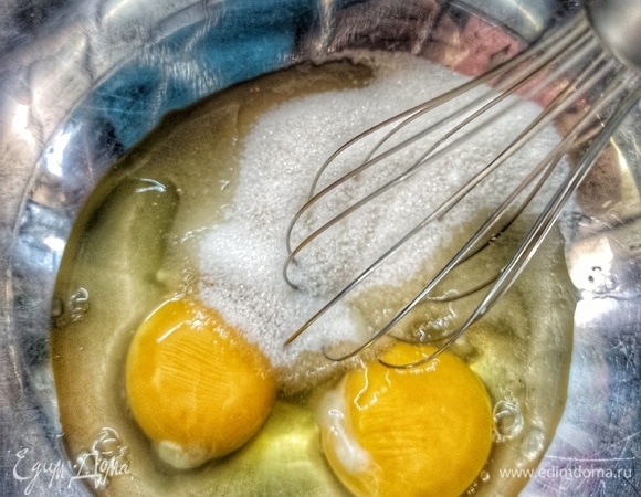 Взбиваем венчиком яйца с сахаром.