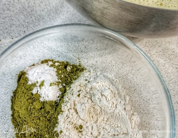В отдельной емкости смешиваем муку, разрыхлитель и зеленую матчу.