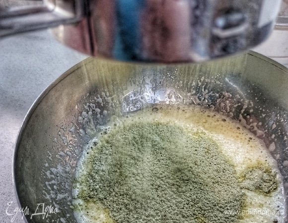 Просеиваем сухую смесь ко взбитым яйцам.