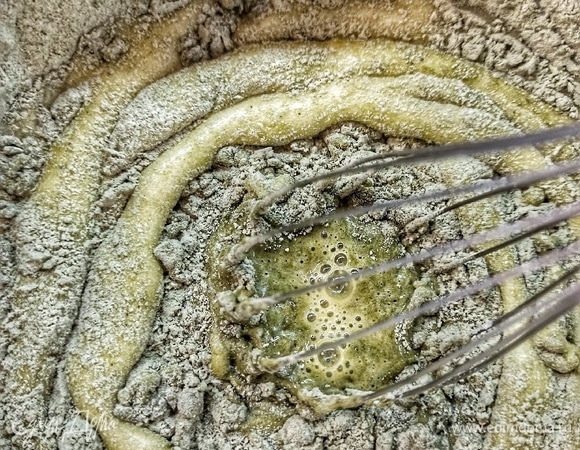 Перемешиваем венчиком до однородности.