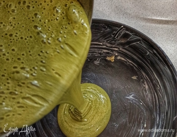 Выливаем тесто в смазанную маслом разъемную форму (диаметр — 22 см).