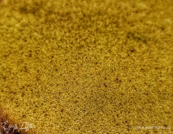 Достаем бисквит и даем ему хорошо остыть.