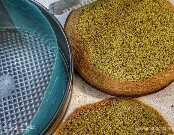 Приступаем к сборке торта. Разъемную форму, в которой пекся бисквит, моем и вытираем насухо. Прокладываем стенки ацетатной пленкой, чтобы мусс потом хорошо отошел. Бисквит нам нужен тонкий (1,5 см) и ровный, поэтому несовершенства обрезаем.