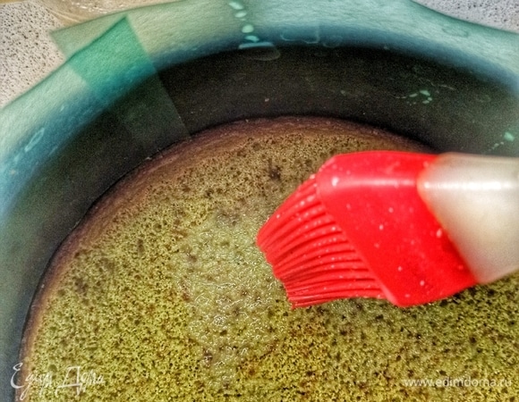 Укладываем бисквит в форму. На этом этапе его можно пропитать по желанию, если любите влажные торты. Я очень удивилась, узнав, что некоторые любят сухой бисквит.