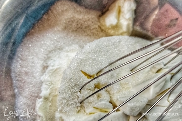 Творожный сыр Hochland взбиваем с 2 ст. л. сахара.
