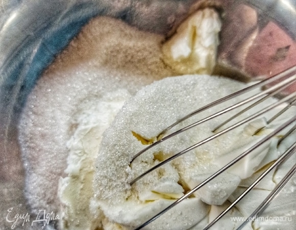 Творожный сыр Hochland взбиваем с 2 ст. л. сахара.