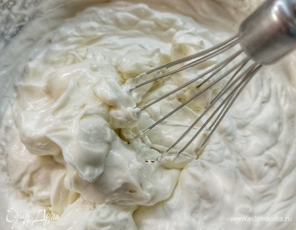 Соединяем сливки с сыром и венчиком перемешиваем в гладкую шелковистую массу.