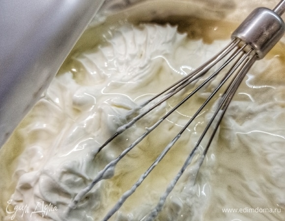 Желатин необходимо растопить на водяной бане или в микроволновке (я буквально 12 секунд его держу на сильной мощности в СВЧ). Добавляем его в наш мусс и хорошо перемешиваем венчиком.