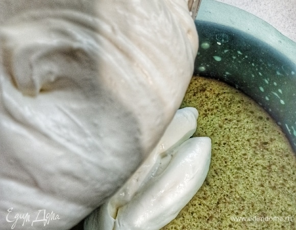 Выливаем мусс на корж.