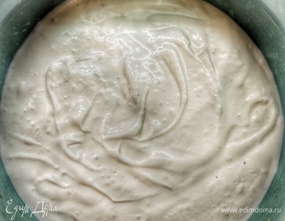 Разравниваем и убираем в холодильник на 3–4 часа, чтобы слой застыл.