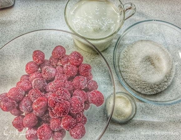 Готовим вишневый мусс. Желатин ставим набухать в 40 мл воды.