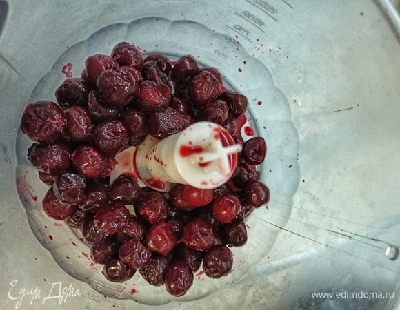 Вишню измельчаем в блендере.