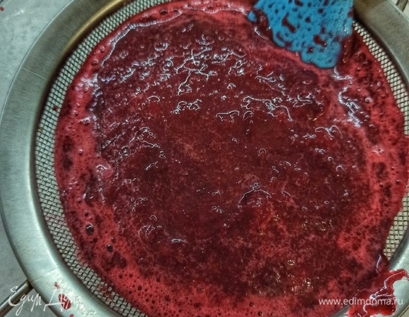 Перетираем сквозь сито. Жмых нам абсолютно не нужен.