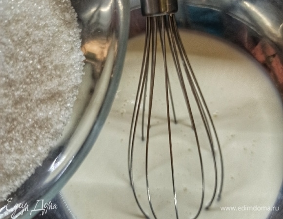 Холодные сливки взбиваем с сахаром до крепких пиков, но важно не перебить до образование масла, поэтому аккуратнее.