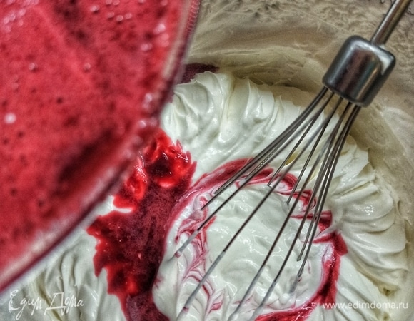 В сливки вводим вишню и перемешиваем венчиком. Добавляем растопленный желатин.