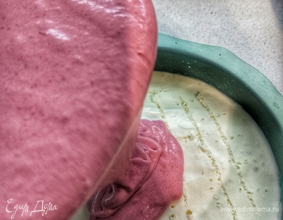 Достаем нашу заготовку из холодильника. На поверхности я сделала небольшие надрезы, чтобы слои лучше схватились. Выливаем вишневый муссовый слой на творожный.