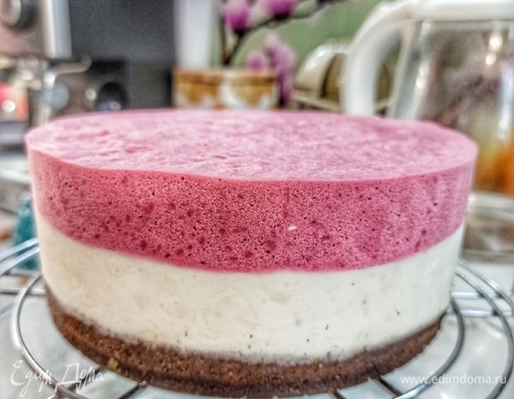 Начинаем собирать торт. Достаем его из формы. Ставим на решетку, под низ — емкость, чтобы стекала глазурь.