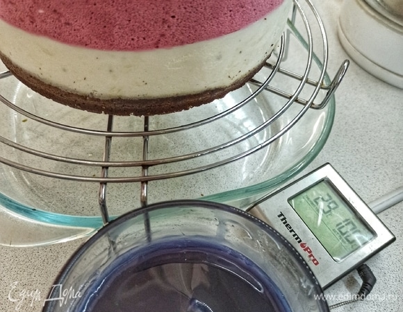 Глазурь в микроволновке аккуратно растапливаем и доводим до рабочей температуры — 28–30°C.