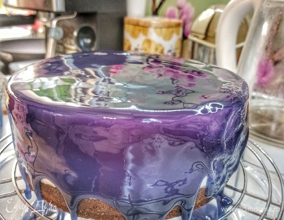 Выливаем ее на торт. Даем стечь.