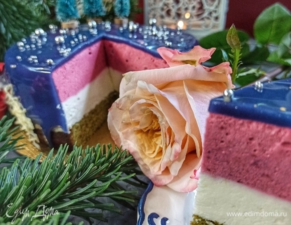 После того как достали торт из морозилки, должно пройти часа три, а потом только можно подавать на стол. Торт должен растаять внутри.