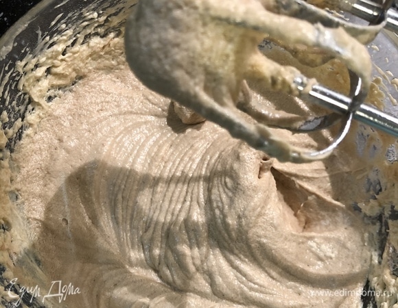 Все ингредиенты должны быть комнатной температуры. Сливочное масло взбить до пышности и постепенно ввести сахар. Далее по одному ввести яйца.