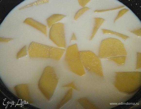 Картофель почистить, вымыть, по желанию разрезать. Залить молоком. Довести до кипения.